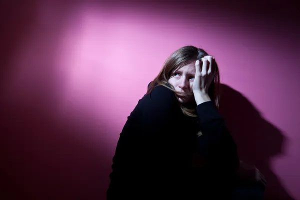 Mulher jovem que sofre de uma depressão grave / ansiedade (cor para — Fotografia de Stock