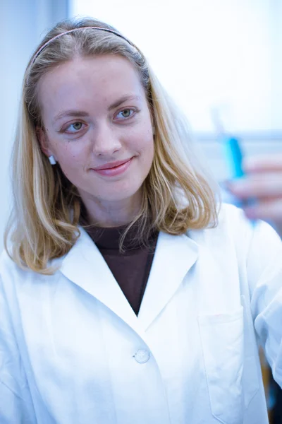 Closeup portret van een vrouwelijke onderzoeker uitvoeren van experimenten — Stockfoto