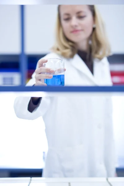 Zbliżenie portret kobiety naukowca przeprowadzanie eksperymentów — Zdjęcie stockowe
