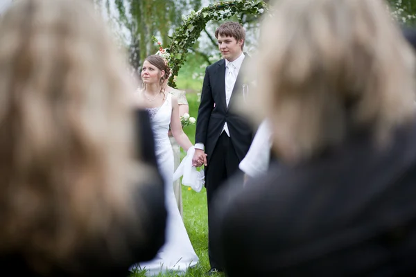 Fiatal esküvői pár - frissen sze vőlegény és menyasszony jelentő outdoo — Stock Fotó
