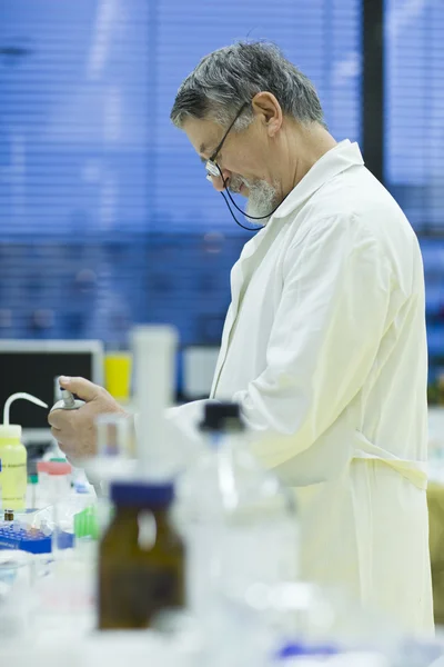 Chercheur masculin principal effectuant des recherches scientifiques dans un laboratoire Photo De Stock