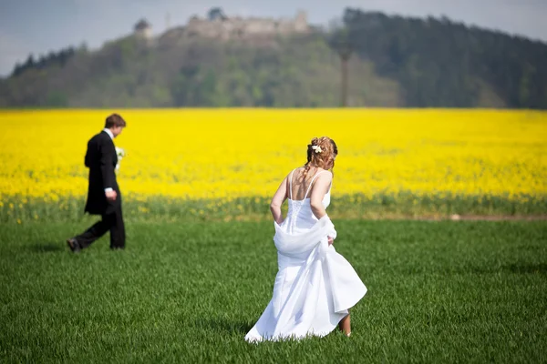 Casal de casamento jovem - noivo recém-casado e noiva posando outdoo — Fotografia de Stock