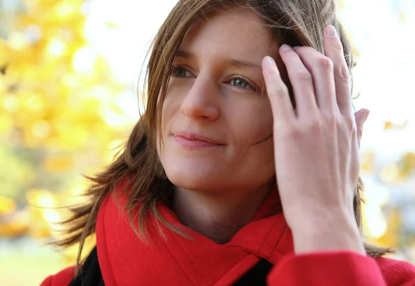 Porträtt av en vacker, ung kvinna utomhus (färgen tonas bild; s — Stockfoto