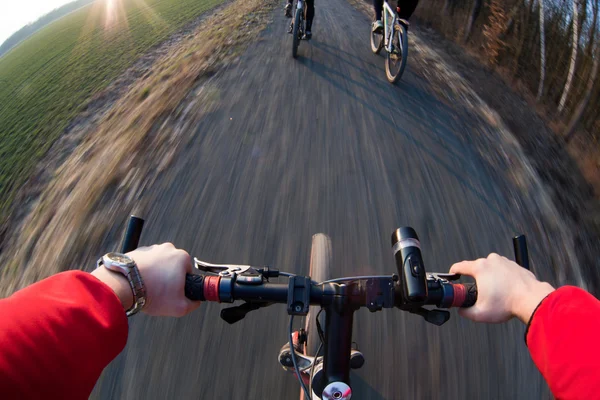 Montando uma bicicleta de montanha em uma estrada de campo (movimento imagem turva — Fotografia de Stock