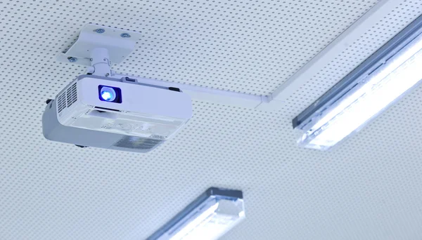 Overhead LCD-projector in een moderne klas (afgezwakt kleurenafbeelding) — Stockfoto