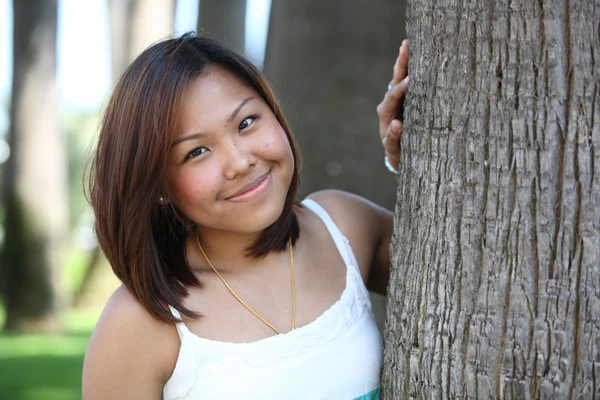 Retrato de mujer asiática bastante joven con una sonrisa encantadora buscando —  Fotos de Stock
