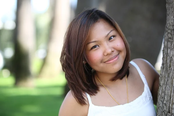 Retrato de mujer asiática bastante joven con una sonrisa encantadora buscando —  Fotos de Stock