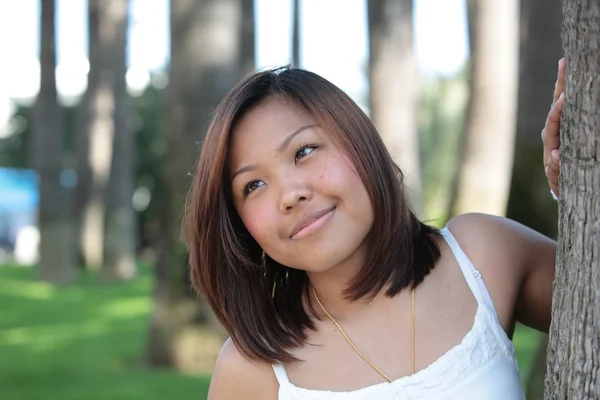 Porträtt av ganska ung asiatisk kvinna med ett härligt leende ser — Stockfoto
