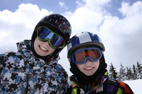 Deux garçons skient — Photo