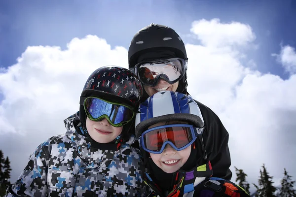 Madre con dos chicos esquiando — Foto de Stock