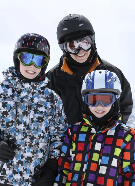 Мати з двома хлопчиками катається на лижах — стокове фото