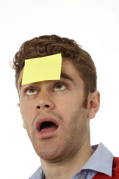 Homem com post-lo em sua testa — Fotografia de Stock