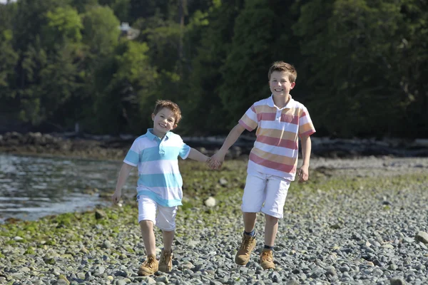 Pojkarna på stranden — Stockfoto