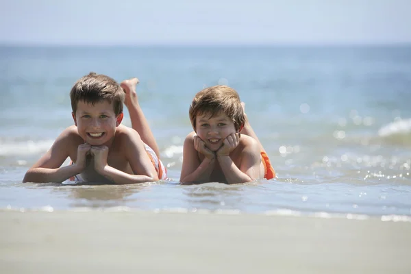 Мальчики на пляже — стоковое фото