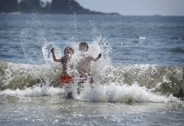 Chicos en el océano —  Fotos de Stock