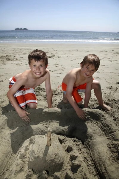 Construire un château de sable — Photo