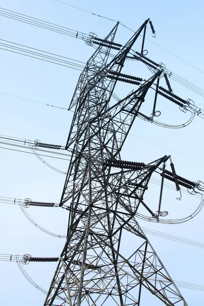 Magas feszültségű villamosenergia-sarkon — Stock Fotó