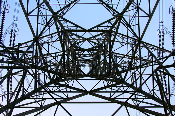 Magas feszültségű villamosenergia-sarkon — Stock Fotó