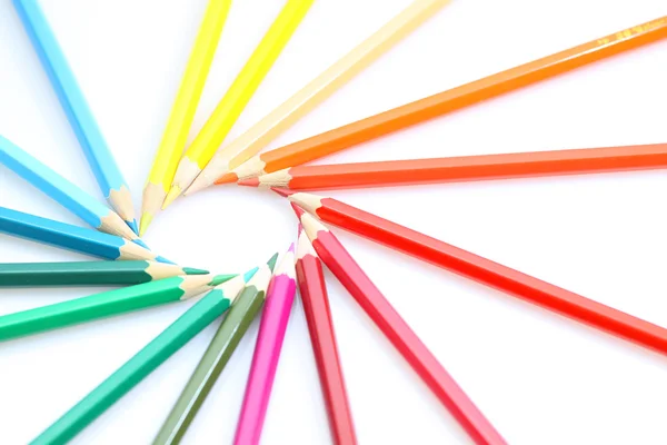 Crayons de couleur dans organiser en couleurs de roue de couleur sur fond blanc — Photo