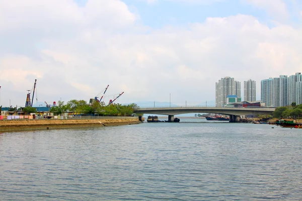 桥和海岸线在香港屯门 — 图库照片