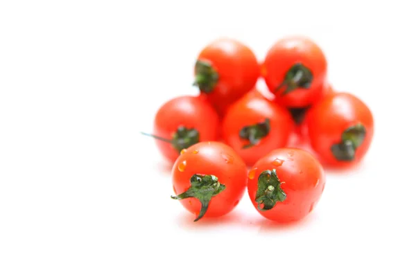 Tomates cereja isolados sobre fundo branco — Fotografia de Stock