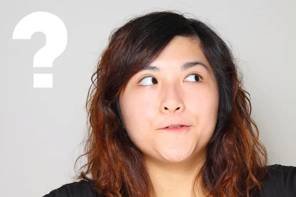 Jovem mulher asiática tem uma pergunta e pensamento — Fotografia de Stock
