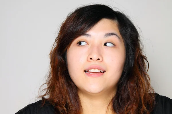 Aziatische meisje denken en erg nieuwsgierig is — Stockfoto