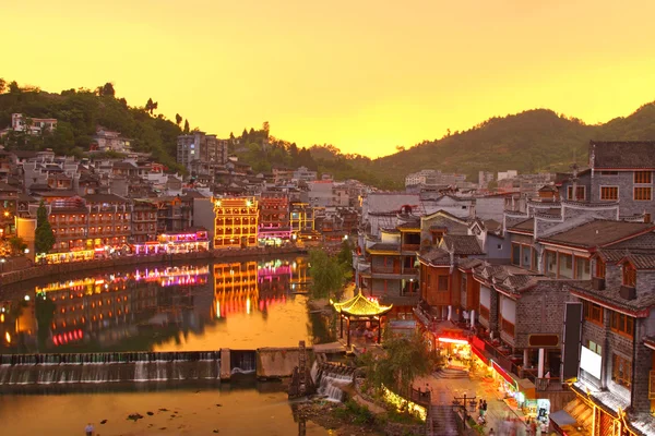 Ancienne ville de Fenghuang dans la province du Hunan à l'heure du coucher du soleil — Photo