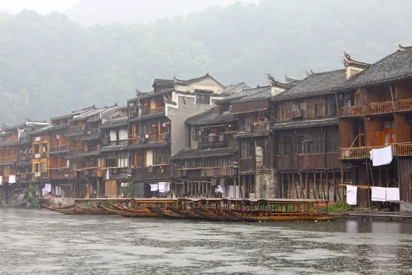 Βάρκες και ξύλινα σπίτια στο phoenix πόλη - αρχαία πόλη fenghuang — Φωτογραφία Αρχείου