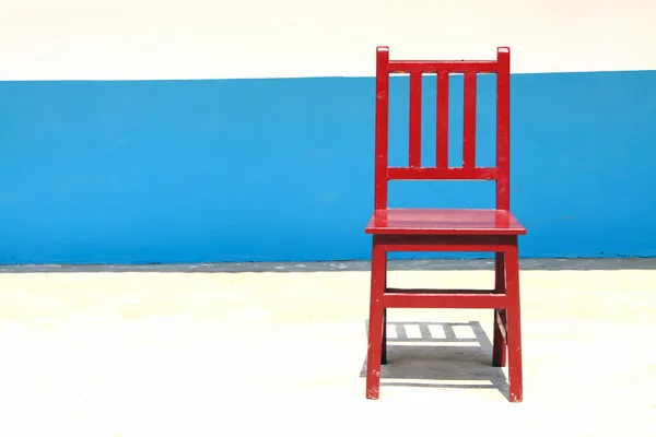 Одинокий стул на ярком фоне — стоковое фото