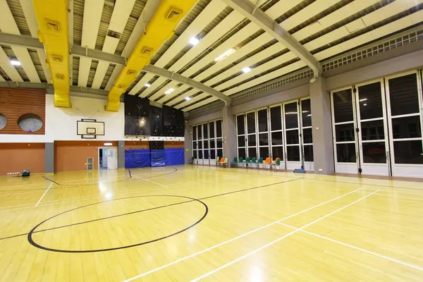Uma visão de perspectiva de um campo de basquete — Fotografia de Stock