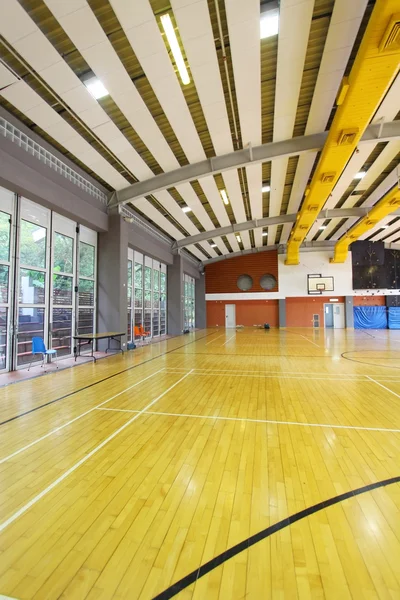 Ein perspektivischer Blick auf ein Basketballfeld — Stockfoto