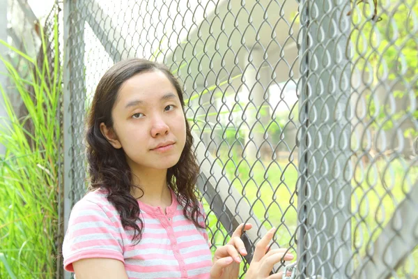 야외에서 젊은 아시아 여자의 초상화 — 스톡 사진