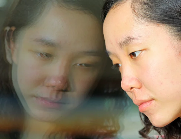 Asiatisk tjej med sorgsna ansikte — Stockfoto