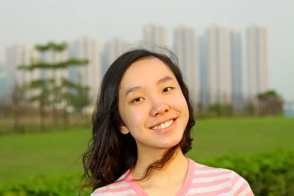 Портрет молодой азиатки на открытом воздухе — стоковое фото