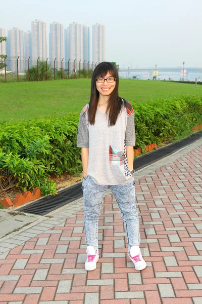 Стильная и счастливая азиатская девушка на открытом воздухе — стоковое фото