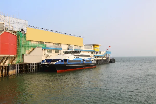 Ferry pier met schip naar macau — Stockfoto