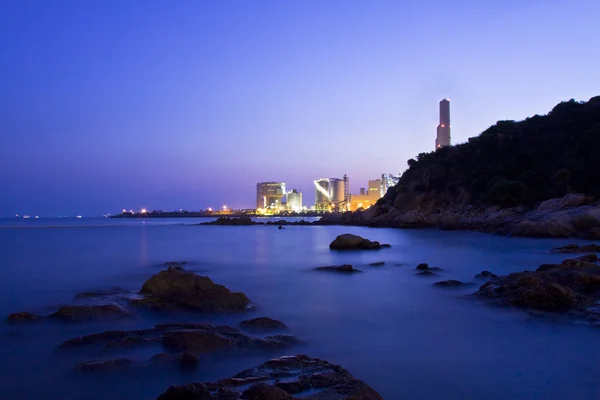 Central eléctrica en Lamma Island al atardecer en Hong Kong — Foto de Stock