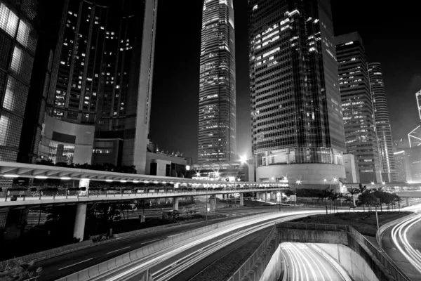 Traffico attraverso il centro di Hong Kong di notte Fotografia Stock
