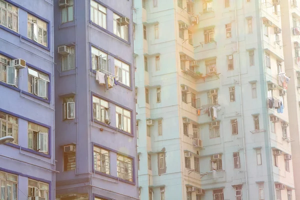Pakket med hus i Hongkong med sollys – stockfoto