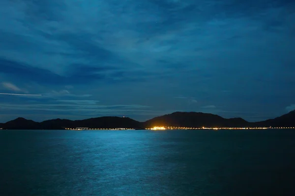 Dolunay okyanus üzerinde ışık — Stok fotoğraf