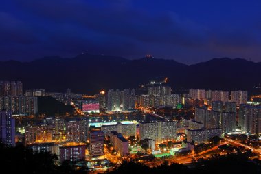 Gece vakti Hong Kong şehir merkezinde.