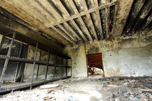 Старая комната руины пожарного депо — стоковое фото