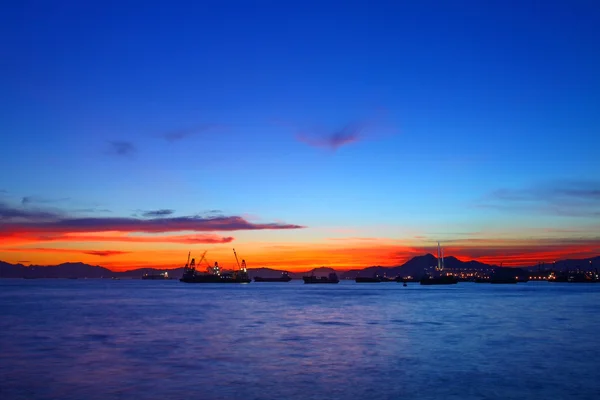 Navires avec cargaisons et conteneurs au coucher du soleil — Photo