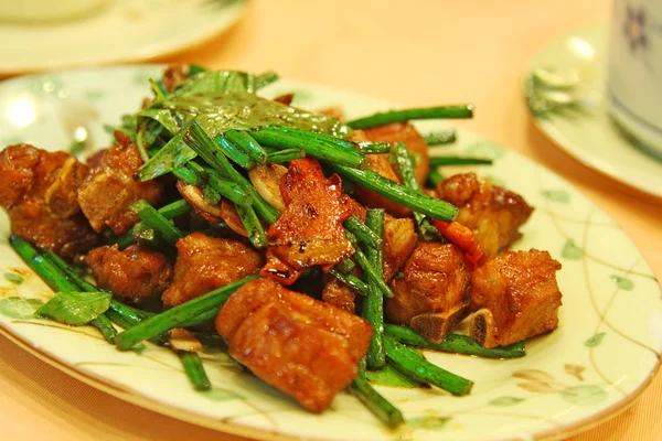 Carne di maiale e verdure fritte in stile cinese — Foto Stock