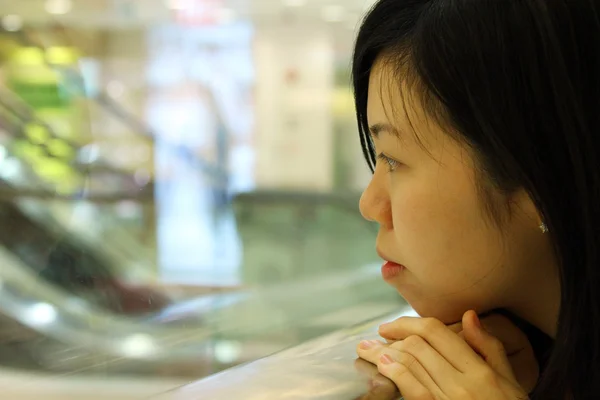 Asiatisk tjej tänkande — Stockfoto