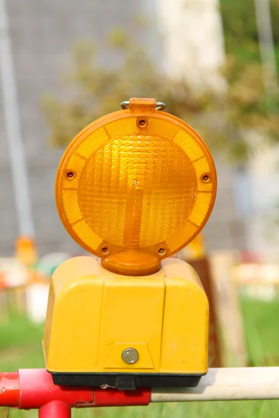 Яркий желтый предупредительный дорожный фонарик — стоковое фото