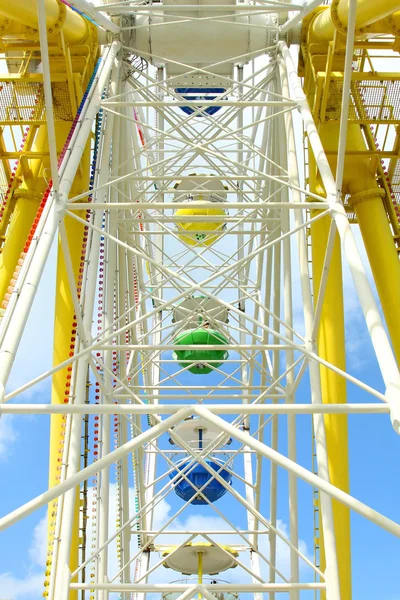 Ferris wheel against a blue sky — Stock Photo, Image