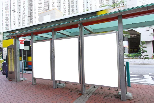 Порожній рекламний щит на автобусній зупинці — стокове фото