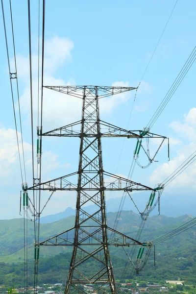Torre de transmissão de energia com cabos — Fotografia de Stock